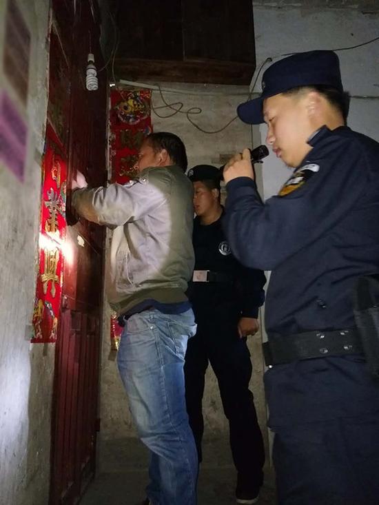 内江粗心妈妈误将幼女锁家中 